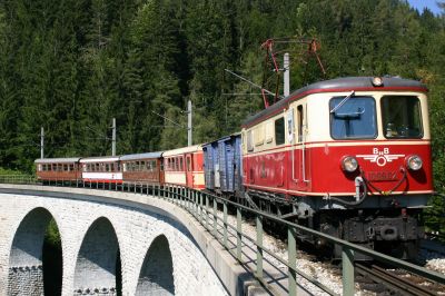 1099.02 am Saugrabenviadukt.
Schlüsselwörter: 1099 , Mariazellerbahn , Saugrabenviadukt