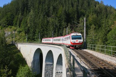 4090.002-9 am Saugrabenviadukt.
Schlüsselwörter: 4090 , Mariazellerbahn , Saugrabenviadukt