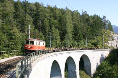 1099.010-9 am Weg nach St.Pölten am Saugrabenviadukt.
Schlüsselwörter: 1099 , Mariazellerbahn , Saugrabenviadukt , Schienen , Transport , Einheit