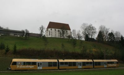 Noch pünktlich sehen wir hier P 6827 kurz vor Kirchberg/Pielach, im Hintergrund die sogenannte Andreaskirche
Schlüsselwörter: 6827 , Himmelstreppe , Andreaskirche