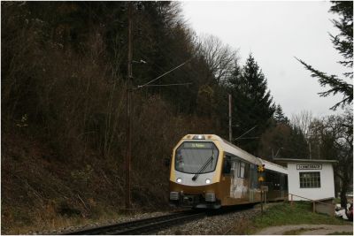 Nicht gerade pünktlich treffen wir Himmeltreppe P 6804 bei der Ausfahrt aus der Haltestelle Schwerbach an
Schlüsselwörter: 6804 , Himmelstreppe