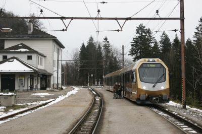 Hier zeigt sich eindeutig der Vorteil der Niederflurtechnik, Einstieg eines Rollstuhlfahrers in Gösing in die Mariazellerbahn! Vor einigen Monaten wäre sowas noch fast unmöglich gewesen und hätte die Mithilfe von Tfzf, Zugbegleiter und vielleicht sogar Fahrgästen nötig gemacht, falls nicht der einfachere Weg per Auto gewählt worden wäre
Schlüsselwörter: 6808 , Himmelstreppe , Goesing 