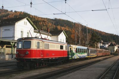 Wegen der Aufstellung von Himmeltreppen anläßlich des Tag der offenen Türe und dem daraus resultierenden Mangel an Triebwagen wurde am 16.11.2013 die 1099.14 als "Ötscherbär" in Verkehr gesetzt
Schlüsselwörter: 1099 , 14 , mariazell