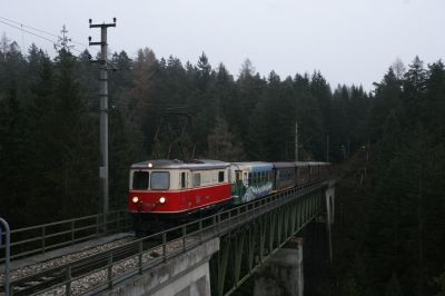 Auf der Kuhgrabenbrücke - 1099.14 mit dem Dirndltaler
Schlüsselwörter: 1099 , 14 , erlaufklause