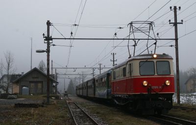 Für die Kreuzung mit 6813 in Annaberg muss der Lokführer erst aus dem Schlüsselbrett die für das Umstellen der Weichen erforderlichen Schlüssel holen, Zeit genug um eine schöne Abendaufnahme von 1099.14 zu machen
Schlüsselwörter: 1099 , 14 , annaberg