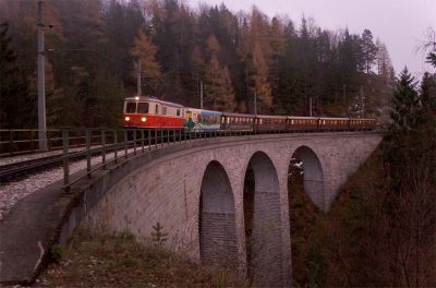 Nach der Kreuzung mit 6813 in Annaberg befindet sich unser 6810 "Ötscherbär" jetzt gerade am Saugrabenviadukt 
Schlüsselwörter: 1099 , 14 , saugraben