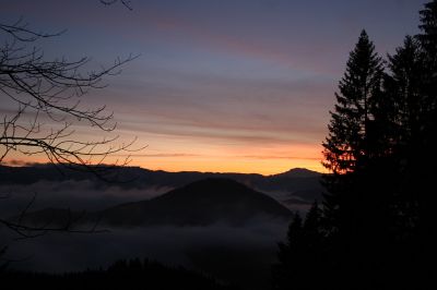 Der 6810 ist am Saugraben in der Dunkelheit verschwunden, nun verschwinden auch die letzten Sonnenstrahlen am Wastl hinter den Bergen
