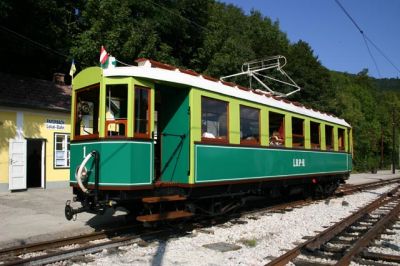 Bereit zur Abfahrt nach Hirschwang. 
Schlüsselwörter: Triebwagen 1 , I , Höllentalbahn , Payerbach