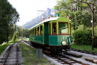 TW 1
Triebwagen 1 der Höllentalbahn während des Aufenthalts in Reichenau.

Dieser Zug verkehrt als Anschluss des "Erlebniszug Zauberberge" der ÒBB Erlebnisbahn und bietet die Möglichkeit einer Führung durch die Wagenhalle in Hirschwang sowie einer Besichtigung und Vorführung des elektrischen Umformerwerkes in Reichenau.
Schlüsselwörter: TW 1 , Höllentalbahn , Reichenau