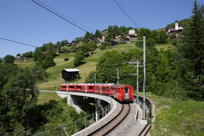 Die neu gebaute Frauentobel-Brücke (82 m) kurz vor dem Bahnhof Peist, das originale alte Steinviadukt dient heute als Wanderweg
Schlüsselwörter: allegra , 3513