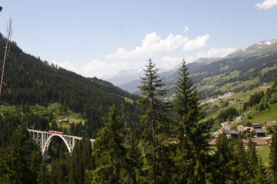 Ein Allegra befährt soeben das Langwieser Viadukt
Schlüsselwörter: allegra