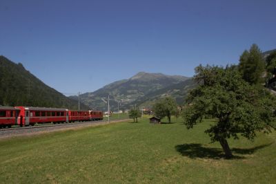 Ge 4/4 II 624 - Celerina/Schlarigna mit einem Regio aus dem Engadin am Weg nach Landquart, am Ende des Doppelspurabschnittes liegt der Bahnhof von Schiers.
Schlüsselwörter: ge 4/4 , II , 624 , regio , doppelspur