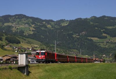 Ge 4/4 II 625 - Küblis zieht ihren Regio ins Engadin die kurze Rampe zwischen Jenaz und Fideris herauf.
Schlüsselwörter: ge 4/4 , II , 625 , regio