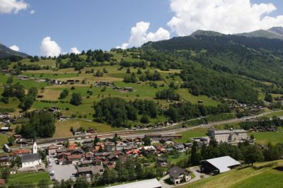 Eine Ge 4/4 II mit Regio und vier Güterwagen am Zugschluss am Weg ins Engadin
Schlüsselwörter: ge 4/4 , II , 44 , 4 , regio