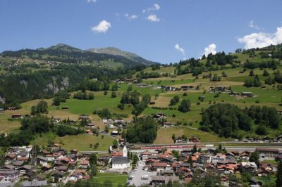 Ge 4/4 III 642 - Vals mit Werbung für den Chemiekonzern "EMS" und einem Regio am Weg nach Davos 
Schlüsselwörter: ge 4/4 , III , ems