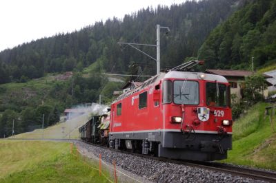 Ge 4/4 II - 624 "Tiefencastel" mit dem Löschkesselwagen und dem Jubiläumssonderzug anläßlich "125 Jahre RhB" im Schlepp
Schlüsselwörter: ge 4/4 , II , 624 , tiefencastel , löschzug