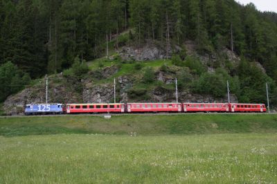 Ge 4/4 II - 623 "Bonaduz" mit Eigenwerbung für 125 Jahre RhB

Normalerweise verkehren die Engadiner Pendler mit Steuerwagen Richtung Pontresina, bei diesem Zug handelt es sich um einen Sonderzug anlässlich der Feiern zu "125 Jahr RhB" und er bringt die Teilnehmer von Landquart nach St.Moritz.
Schlüsselwörter: ge 4/4 , II , 623 , regio , bonaduz , 125