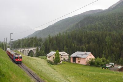 Ge 4/4 II - 623 "Bonaduz" mit Eigenwerbung für 125 Jahre RhB

Normalerweise verkehren die Engadiner Pendler mit Steuerwagen Richtung Pontresina, bei diesem Zug handelt es sich um einen Sonderzug anlässlich der Feiern zu "125 Jahr RhB" und er bringt die Teilnehmer von Landquart nach St.Moritz.
Schlüsselwörter: ge 4/4 , II , 623 , regio , bonaduz , 125