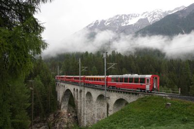 Ge 4/4 II - 618 "Bergün/Bravoun" mit Werbung für "Edelweiß Air" am Inn-Viadukt nahe Cinuos-Chel-Brail, interessant der am Zugschluß mitgeführte Bernina-Express Panoramawagen
Schlüsselwörter: ge 4/4 , II , 618 , edelweiss , air , bernina