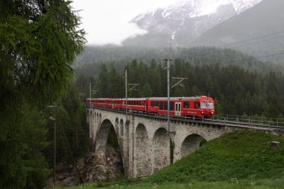 Engadiner Pendel am Inn-Viadukt nahe Cinuos-chel-Brail
Schlüsselwörter: ge 4/4 , II