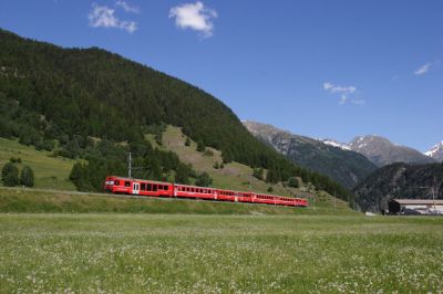 Ge 4/4 II - 614 "Schiers" schiebt ihren Pendel in den Bahnhof von Zernez
Schlüsselwörter: ge 4/4 , II , 614 , schiers