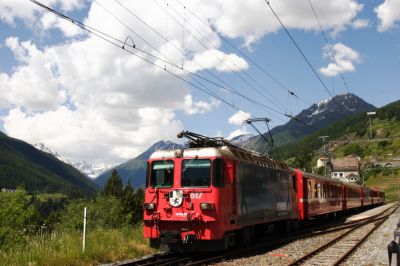 Ge 4/4 II - 617 "Ilanz" mit Werbung für Firma "RE-Power (Rhätia Energie) und einem Regio aus Landquart in Ardez
Schlüsselwörter: ge 4/4 , II , 617 , regio , Ilanz