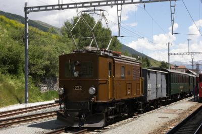 Ge 2/4 mit ihrem Nostalgiezug anläßlich der Feierlichkeiten "125 Jahre RhB" in Scuol Tarasp, dem Endbahnhof der Engadiner Linie
Schlüsselwörter: ge 2/4 , 222 , 125