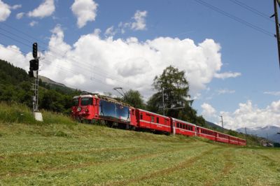 Ausfahrt der Ge 4/4 II - 617 "Ilanz" mit Werbung für Firma "RE-Power (Rhätia Energie)" aus dem Endbahnhof der Engadiner Linie Scuol Tarasp, Zielbahnhof ist Landquart
Schlüsselwörter: ge 4/4 , II , 617 , regio , Ilanz , re power