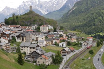 Ge 4/4 II - 616 "Filisur" mit Werbung für die Firma "Siemens" schiebt ihren Engadiner Pendel in Richtung Pontresina
Schlüsselwörter: ge 4/4 , II , 616 , filisur , siemens