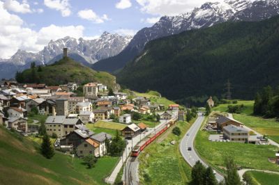 Intensive Spotbeleuchtung - Ge 4/4 II - 617 "Ilanz" mit Werbung für Firma "RE-Power (Rhätia Energie)" und einem Regio nach Landquart, am Zugschluss sind drei Güterwagen beigegeben
Schlüsselwörter: ge 4/4 , II , 617 , regio , Ilanz , re power