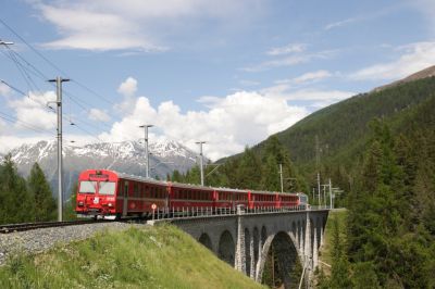 Engadiner Pendel auf dem Inn-Viadukt vor Cinuos-chel-Brail, gezogen von Ge 4/4 II - 616 "Filisur"
Schlüsselwörter: ge 4/4 , II , 616 , filisur , siemens