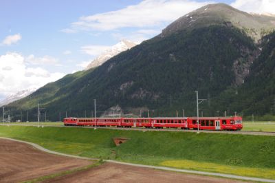 Engadiner Pendel mit Ge 4/4 II zwischen Bever und Samedan, geschoben von Ge 4/4 II - 614 "Schiers"
Schlüsselwörter: ge 4/4 , II , 614 , pendel , schiers