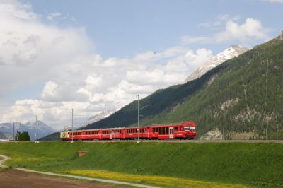 Die erstgebaute Ge 4/4 II, die 611 "Landquart" schiebt ihren Engadiner Pendler aus dem Bahnhof Bever und erreicht in Kürze Samedan, die Lokomotive wirbt für den "Login Berufsbildung AG"
Schlüsselwörter: ge 4/4 , II , 611 , landquart , login