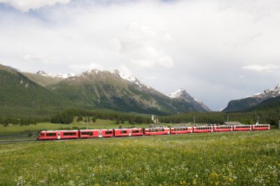 Ein unbekannt gebliebener Allegra mit Bernina-Express ausfahrend aus Celerina
Schlüsselwörter: allegra , abe , 4/16 , bex