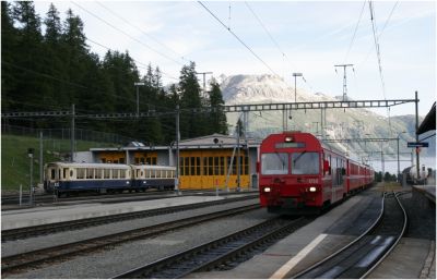 Einfahrt eines Engadiner-Pendel in den Bahnhof Pontresina, geschoben von Ge 4/4 II - 622 "Arosa" mit der Werbe-Aufschrift der Japanischen Partnerbahn Hakone Tozan Railway
Schlüsselwörter: ge 4/4 , II , 622 , arosa , hakone