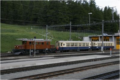 "BB-Krokodil" Ge 4/4 82 mit den beiden Pullman-Salonwagen vor dem Depot Pontresina anläßlich der Feierlichkeiten zu "125 Jahre RhB"
Schlüsselwörter: bb , ge , 4/4 , 82 , Bernina , Krokodil