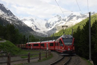 Vor der einzigarten Kulisse des Morteratsch-Gletscher zieht Allegra 3510 seine Last souverän in Richtung Ospizio Bernina
Schlüsselwörter: allegra , abe , 8/12 , 3510 , Alberto Giacometti