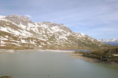 Entlang des mächtigen Stausees in Ospizio Bernina schlängelt sich der Berninabahn ABe 4/4 I - 30 zum höchsten Bahnhof der Rhätischen Bahn
Schlüsselwörter: abe , 4/4 , BB , 30