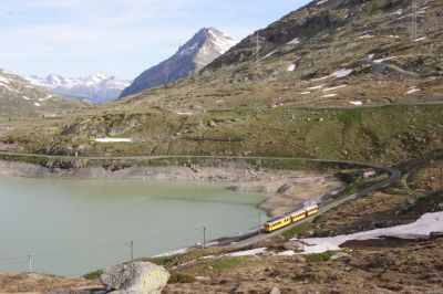 Entlang des mächtigen Stausees in Ospizio Bernina schlängelt sich der Berninabahn ABe 4/4 I - 30 zum höchsten Bahnhof der Rhätischen Bahn
Schlüsselwörter: abe , 4/4 , BB , 30