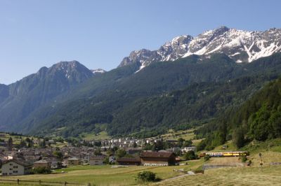 BB Ge 4/4 I - 82 und BB ABe 4/4 I - 30 mit ihren Garnituren gemeinsam bei der Talfahrt, im Hntergrund Poschiavo
Schlüsselwörter: bb , ge , 4/4 , 82 , Bernina , Krokodil , abe , 4/4 , 30