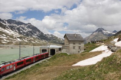 ABe 8/12 - 3507 Allegra "Benedetg Fontana" fährt in Kürze durch das Drehscheibengebäude des Bahnhof Ospizio Bernina
Schlüsselwörter: allegra , abe , 8/12 , 3507 , Benedetg Fontana