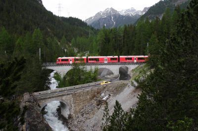 Ein unbekannt gebliebender Allegra mit dem Bernina-Express am Zughaken verlässt soeben den 662m langen Rugnux-Kehrtunnel und befährt nun das Albula-Viadukt I, er wird in Muot den bergwärts fahrenden Regio nach St.Moritz kreuzen.
Schlüsselwörter: allegra , abe , 8/12 , bernina express , bex