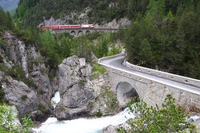 Der Regio, bespannt mit Ge 4/4 III - 641 "Maienfeld" und "Coop"-Werbung, befährt soeben die Sparbögen vor dem Albula-Viadukt I
Schlüsselwörter: ge , 4/4 , III , 641 , maienfeld , coop