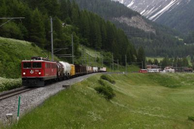 Abgeliefert am 09.06.1965 an die RhB wurde die Ge 6/6 II - 706 "Disentis/Mustér". Hier zieht sie einen langen Güterzug bestehend aus 15 Güterwagen aus dem Bahnhof von Bergün 
Schlüsselwörter: ge , 6/6 , II , 706 , disentis , muster