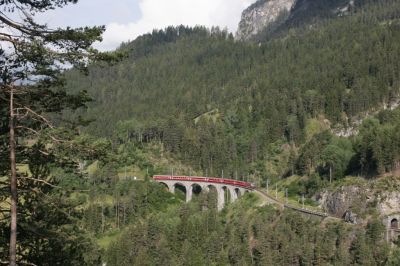 Die Ge 4/4 III - 651 "Fideris" mit Eigenwerbung für den Glacier-Express befährt mit einem Regio nach St.Moritz das Viadukt über dem Schmittentobel 
Schlüsselwörter: ge 4/4 , III , 651 , fideris , gex , glacier express