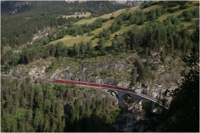 Die Ge 4/4 III - 651 "Fideris" mit Eigenwerbung für den Glacier-Express befährt mit einem Regio nach St.Moritz das Landwasserviadukt
Schlüsselwörter: ge 4/4 , III , 651 , fideris , gex , glacier express