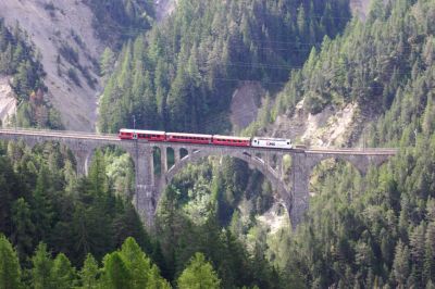 Vom gegenüberliegenden Hang, vom Dorf Wiesen aus, fotografiert schiebt die Ge 4/4 III - 643 "Vals" mit Werbung für den Chemiekonzern "EMS" ihren Pendelzug gerade in Richtung Davos über das Wiesner Viadukt
Schlüsselwörter: ge 4/4 , III , ems , 643 , Vals