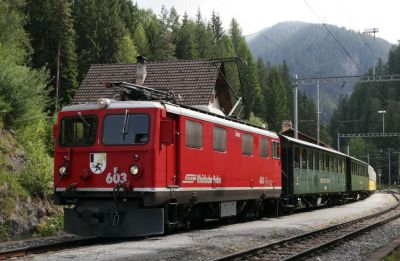 Ge 4/4 I - 603 "Badus" mit Sonderzug im Bahnhof von Wiesen
Schlüsselwörter: ge 4/4 , I , 603 , badus , 125