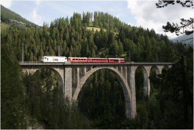 Ge 4/4 III - 643 "Vals" mit Werbung für den Chemiekonzern "EMS" auf dem Wiesner Viadukt mit einem Pendelzug Filisur - Davos
Schlüsselwörter: ge 4/4 , III , ems , 643 , Vals