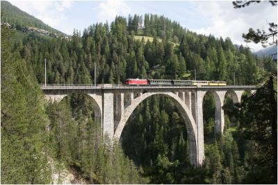 Das berühmte Wiesner-Viadukt, das zweitgrösste und zweithöchste Viadukt – und das grösste Steinbogenviadukt – der RhB, befahren vom "125 Jahre RhB"-Sonderzug, gezogen von Ge 4/4 I - 603 "Badus"
Schlüsselwörter: ge 4/4 , I , 603 , badus , 125